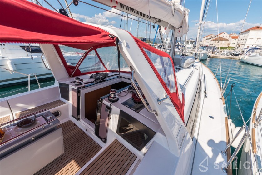 Oceanis 45 - Yacht Charter Sailica