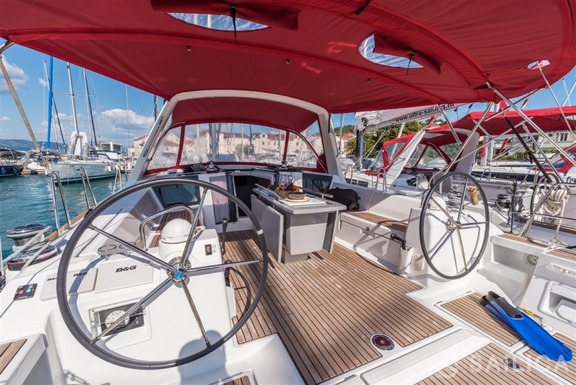 Oceanis 45 - Yacht Charter Sailica