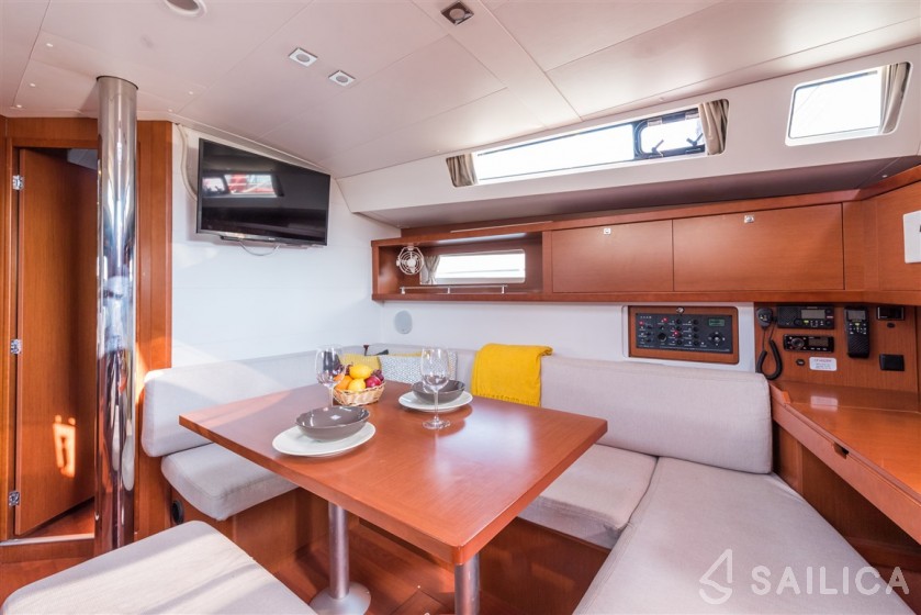 Oceanis 45 - Yacht Charter Sailica