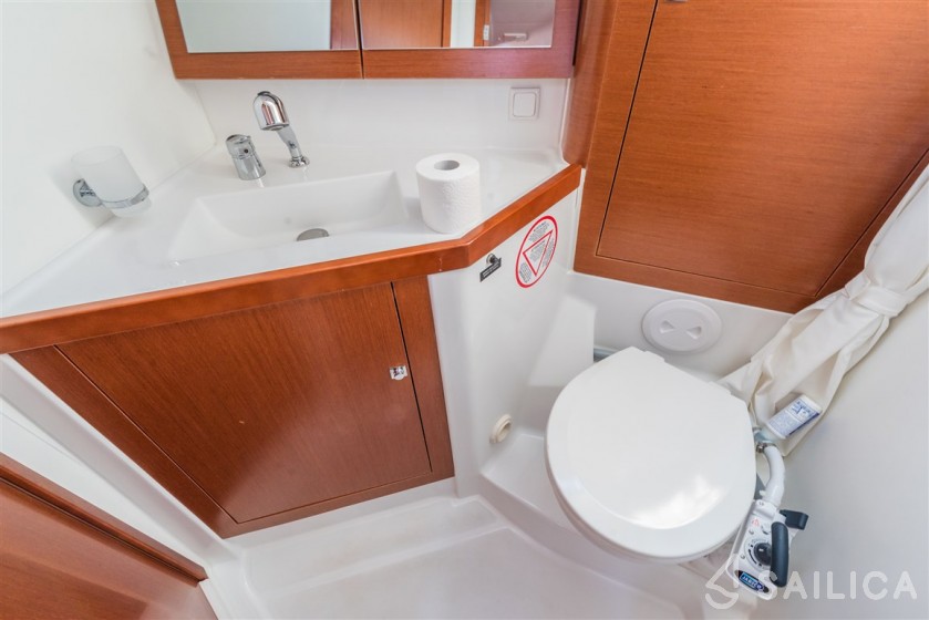 Oceanis 45 - Yacht Charter Sailica