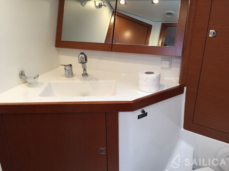 Oceanis 45 - Yacht Charter Sailica