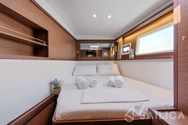 Lagoon 450  Flybridge - Yacht Charter Sailica