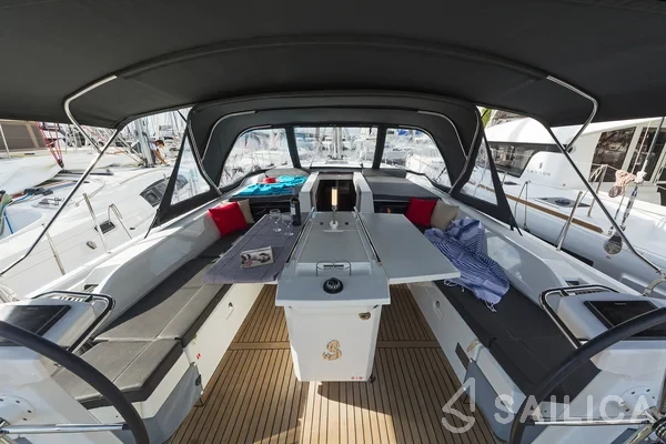 Oceanis 51.1 - Yacht Charter Sailica
