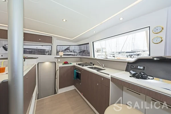 Bali 4.1 - Yacht Charter Sailica