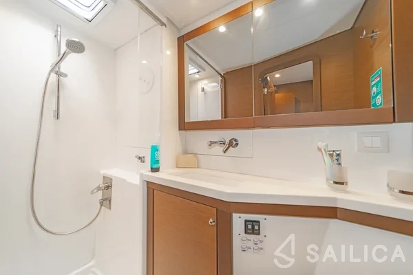 Lagoon 450  Flybridge - Yacht Charter Sailica