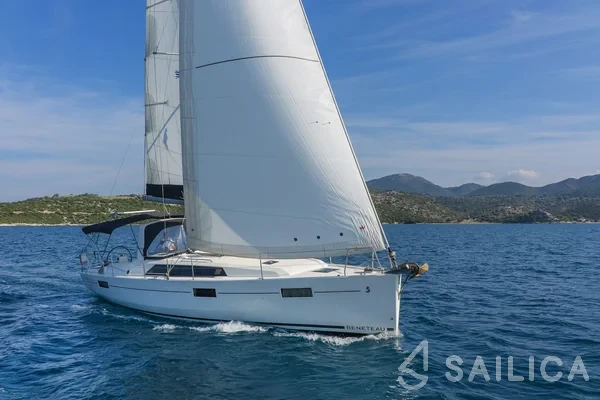 Oceanis 41.1 - Yacht Charter Sailica