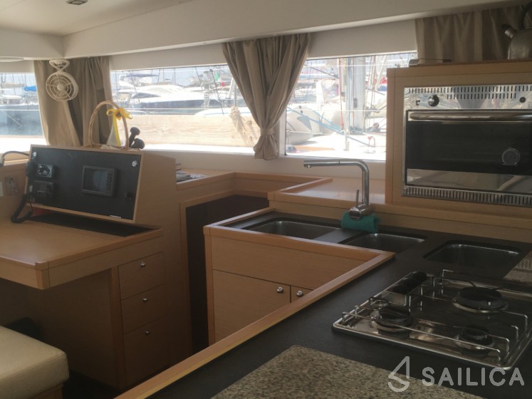 Lagoon 400 S2 - Yacht Charter Sailica