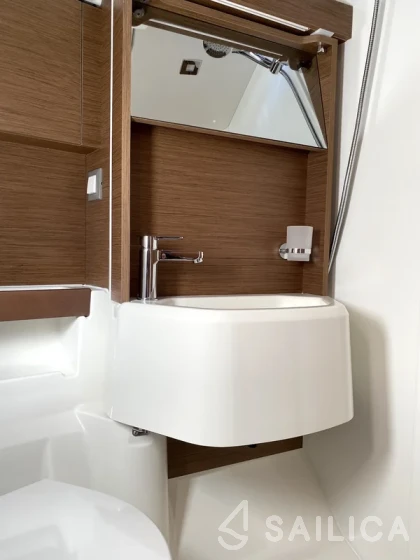 Oceanis 51.1 - Yacht Charter Sailica