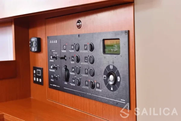 Oceanis 41.1 - Yacht Charter Sailica