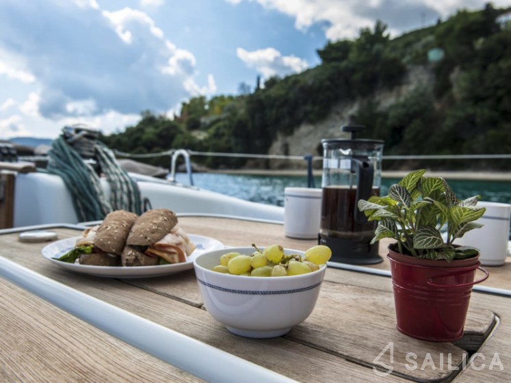 Oceanis 43 - Yacht Charter Sailica