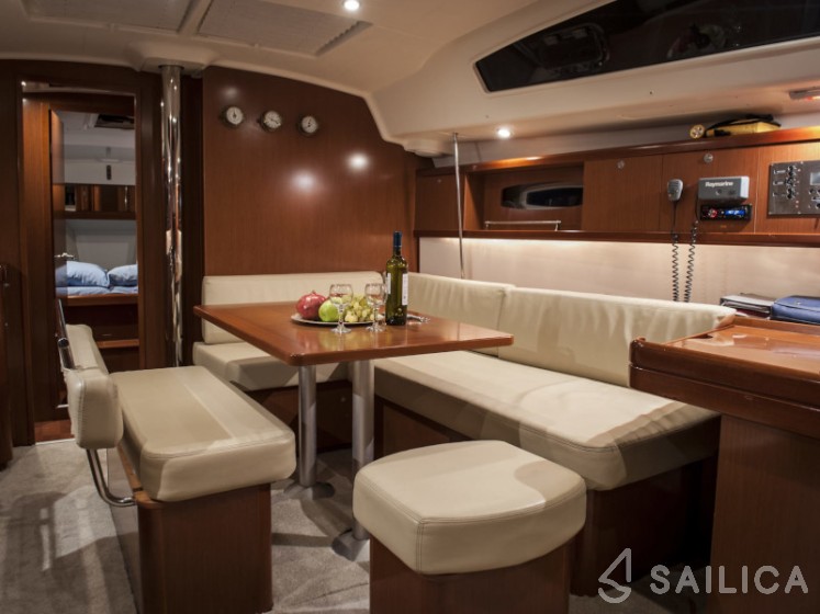 Oceanis 43 - Yacht Charter Sailica