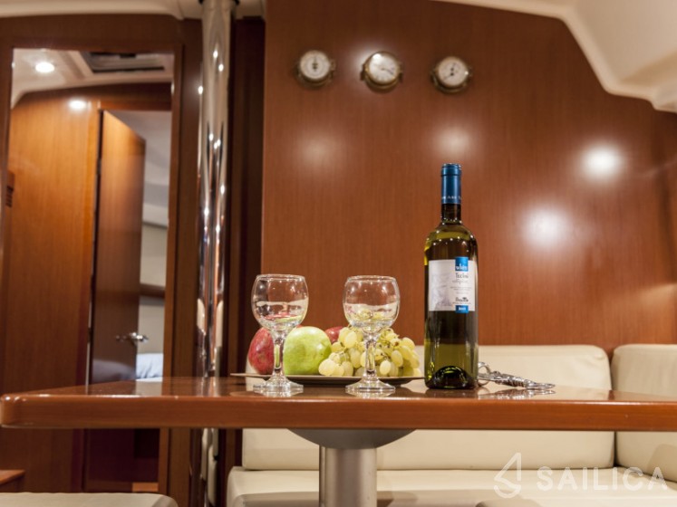 Oceanis 43 - Yacht Charter Sailica