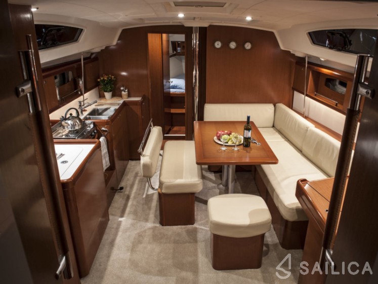 Oceanis 43 - Yacht Charter Sailica