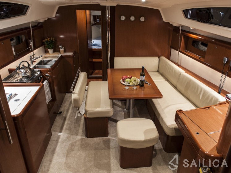 Oceanis 43 - Yacht Charter Sailica