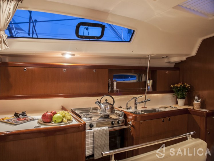 Oceanis 43 - Yacht Charter Sailica