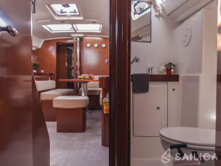 Oceanis 43 - Yacht Charter Sailica