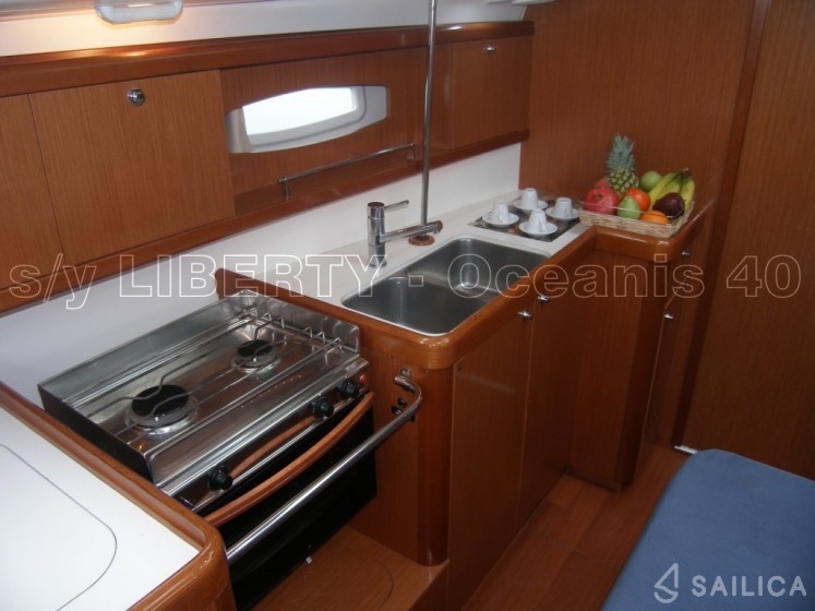 Oceanis 40 - Yacht Charter Sailica