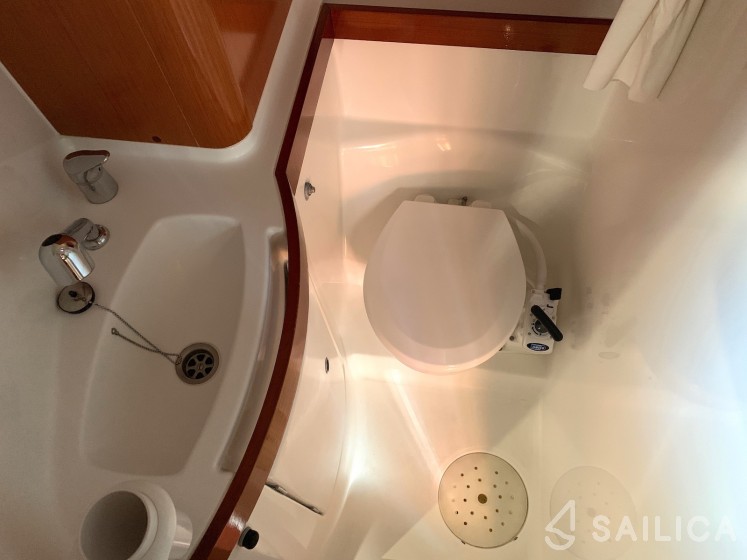 Oceanis 40 - Yacht Charter Sailica