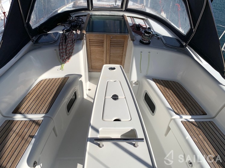Oceanis 40 - Yacht Charter Sailica
