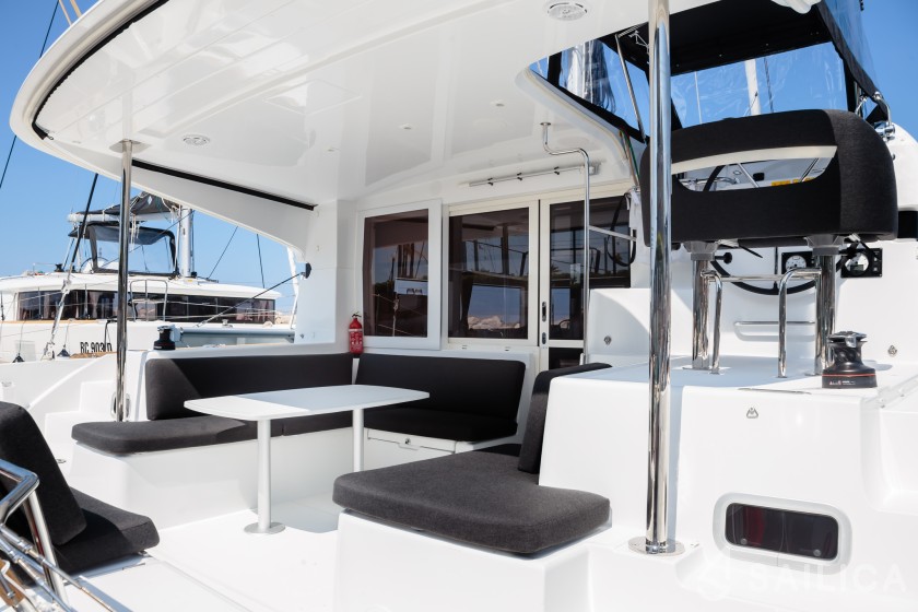 Lagoon 40 - Yacht Charter Sailica