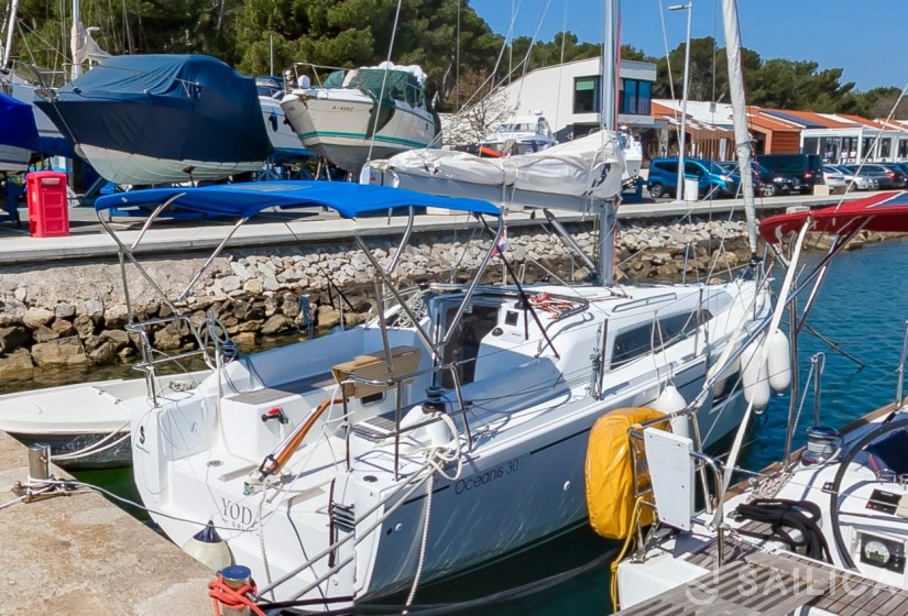 Oceanis 30.1 - Yacht Charter Sailica