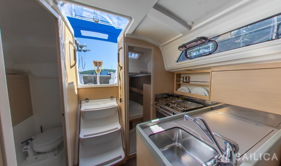 Oceanis 30.1 - Yacht Charter Sailica