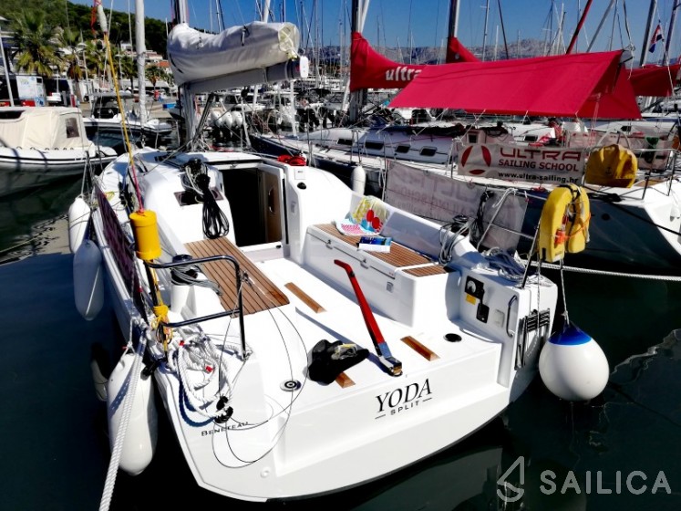 Oceanis 30.1 - Yacht Charter Sailica
