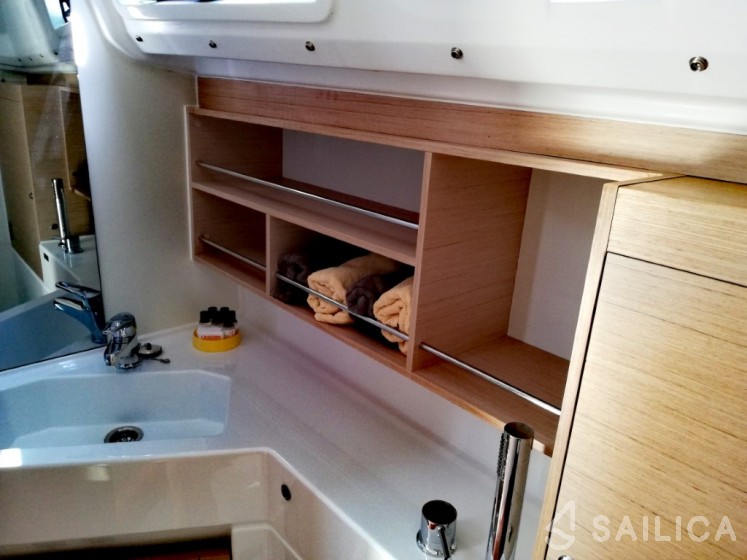Oceanis 30.1 - Yacht Charter Sailica