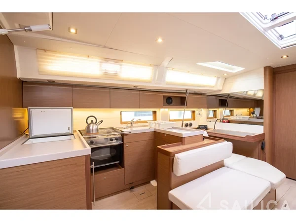 Oceanis 51.1 - Yacht Charter Sailica