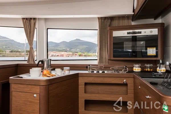 Lagoon 42 - Yacht Charter Sailica