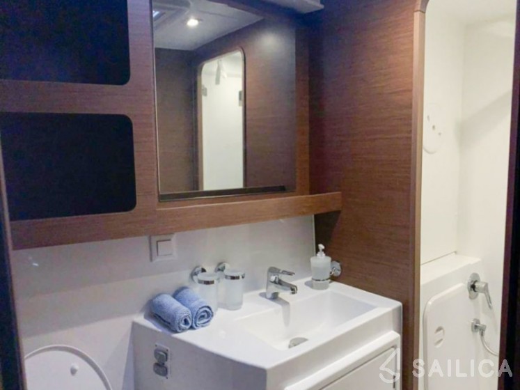 Lagoon 42 - Yacht Charter Sailica