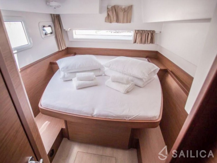 Lagoon 42 - Yacht Charter Sailica