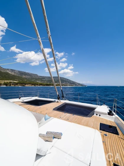 Sunreef 60 - Yacht Charter Sailica