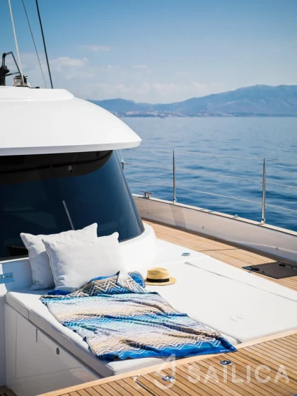 Sunreef 60 - Yacht Charter Sailica
