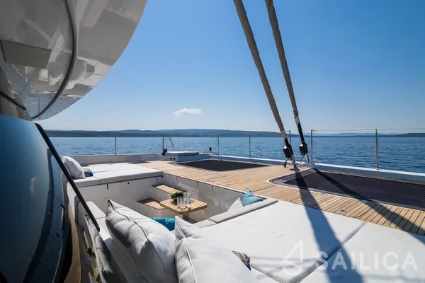 Sunreef 60 - Yacht Charter Sailica