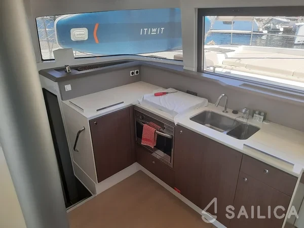 Bali 4.1 - Yacht Charter Sailica