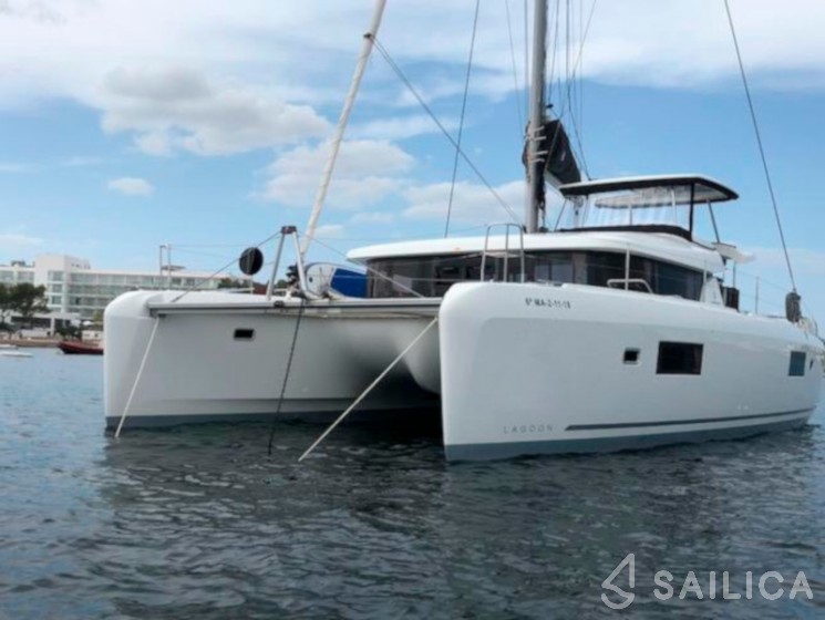 Lagoon 42 - Yacht Charter Sailica
