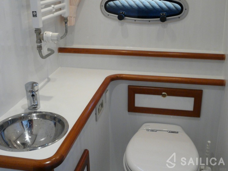 De Drait DeLuxe 42 - Yacht Charter Sailica
