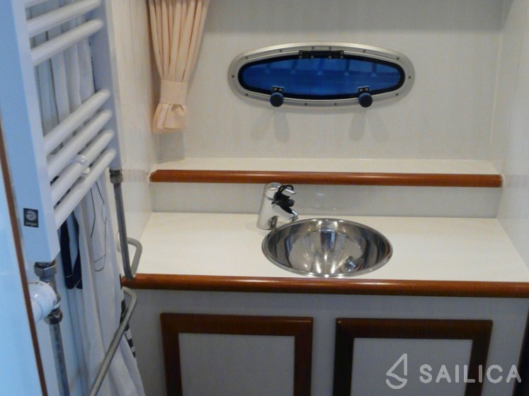 De Drait DeLuxe 42 - Yacht Charter Sailica