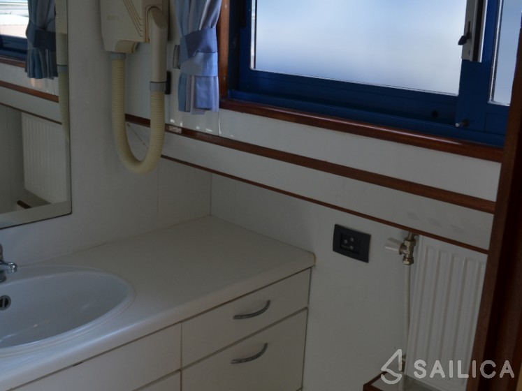 De Drait Safari Houseboat 1050 - Yacht Charter Sailica