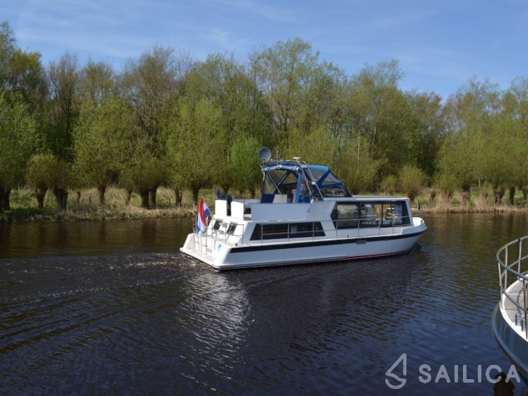 De Drait Safari Houseboat 1050 - Yacht Charter Sailica