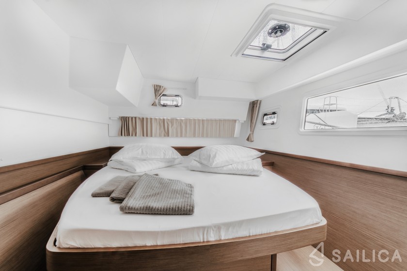 Lagoon 42 - Yacht Charter Sailica