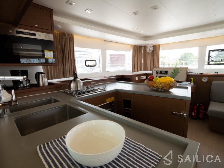 Lagoon 450  Flybridge - Yacht Charter Sailica