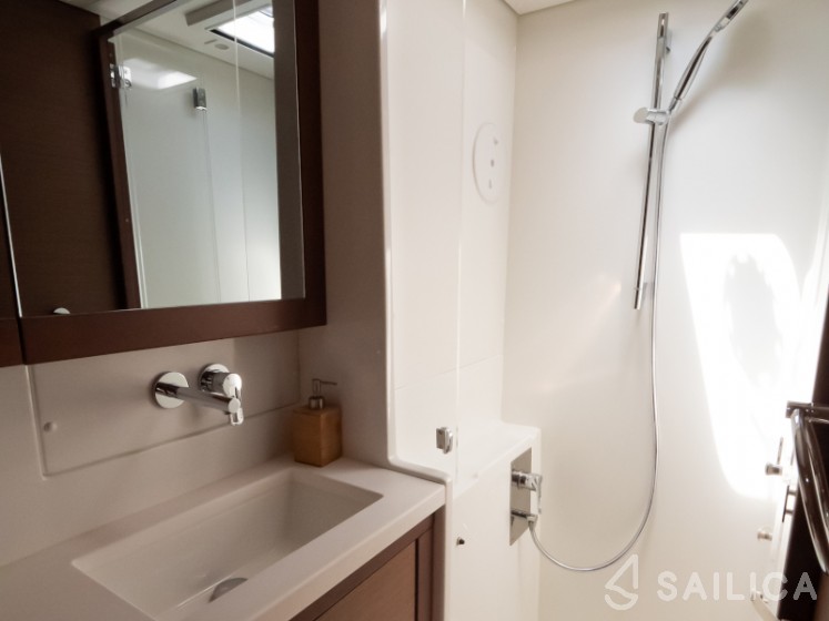Lagoon 450  Flybridge - Yacht Charter Sailica