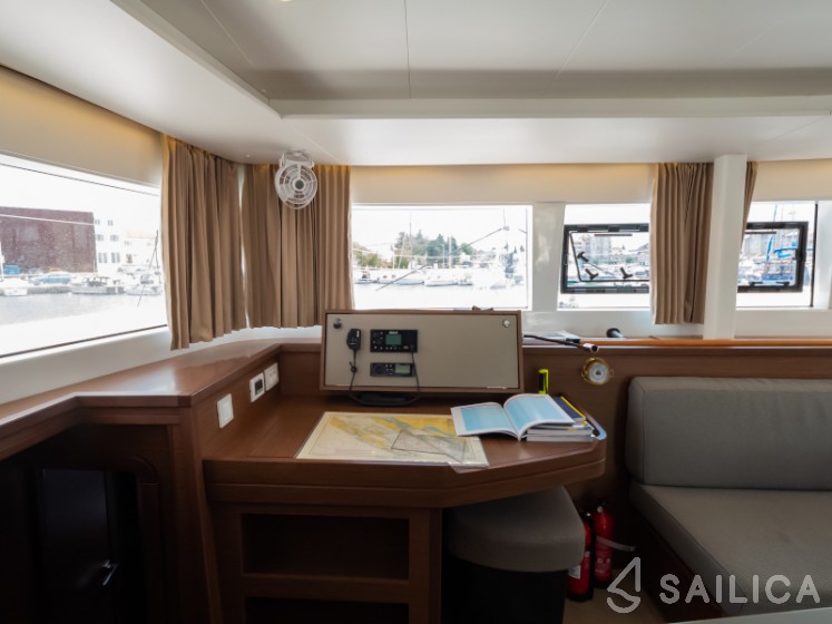 Lagoon 450  Flybridge - Yacht Charter Sailica