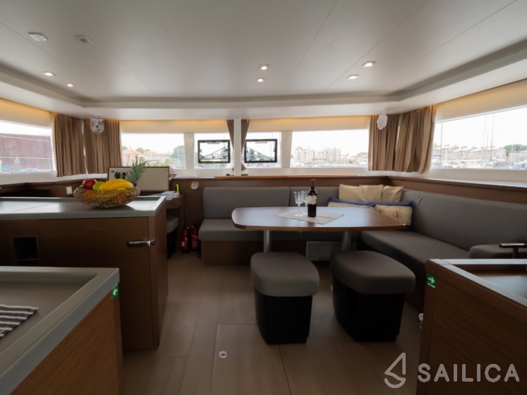 Lagoon 450  Flybridge - Yacht Charter Sailica