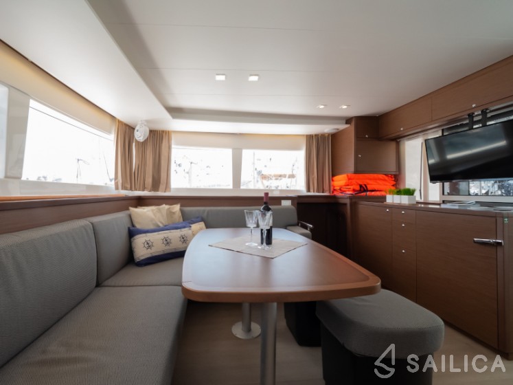Lagoon 450  Flybridge - Yacht Charter Sailica