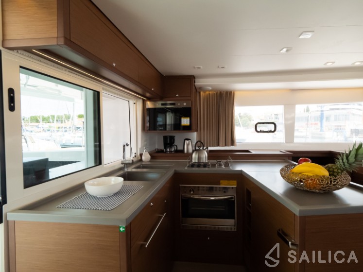 Lagoon 450  Flybridge - Yacht Charter Sailica