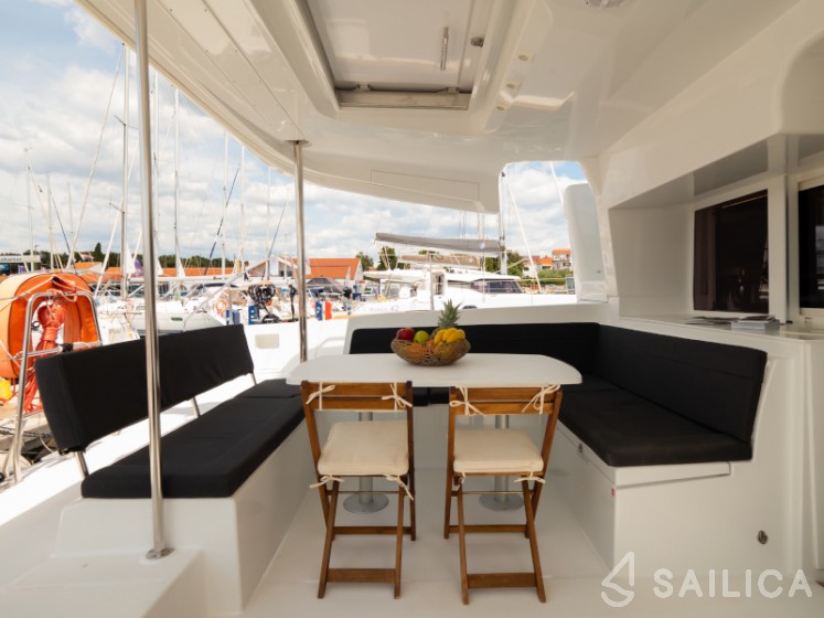 Lagoon 450  Flybridge - Yacht Charter Sailica