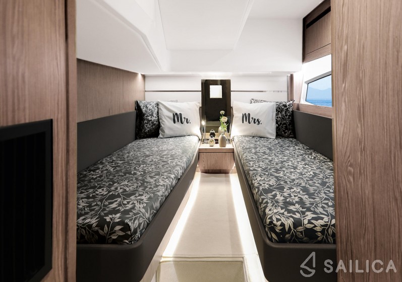 Sealine F430 - Yacht Charter Sailica
